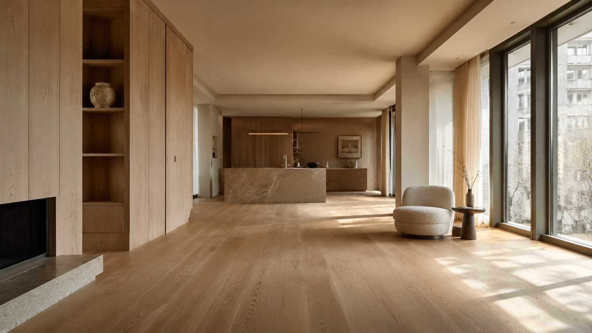 Interior de apartamento de alto padrão vazio, banhado por luz suave