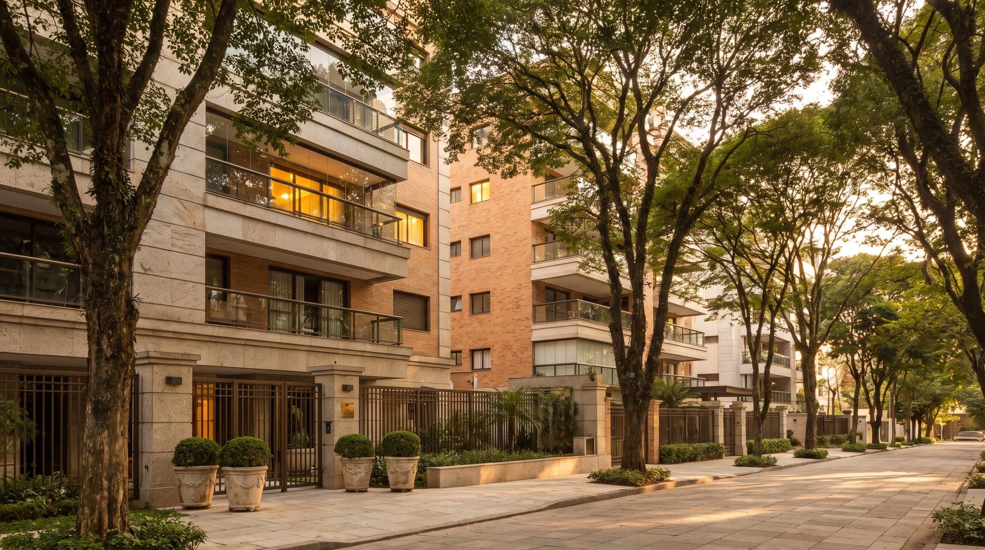 Rua arborizada de alto padrão na Zona Sul de São Paulo no fim de tarde